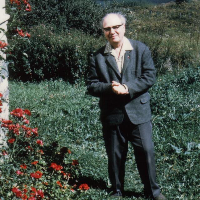 Olivier Messiaen dans son jardin